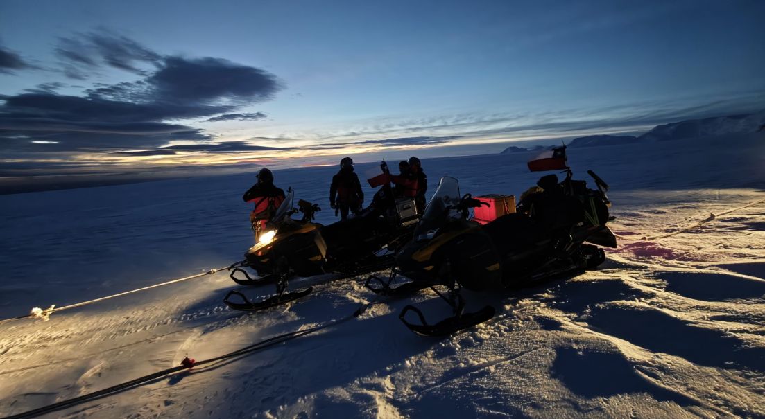 Patrulla SERO fortalece capacidades de conducción nocturna en motos de nieve