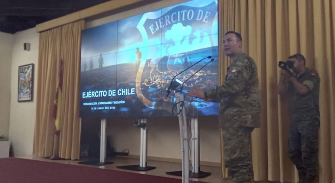 Oficial del Ejército de Chile expone en el Ejército de Tierra de España sobre organización, capacidades y desafíos futuros
