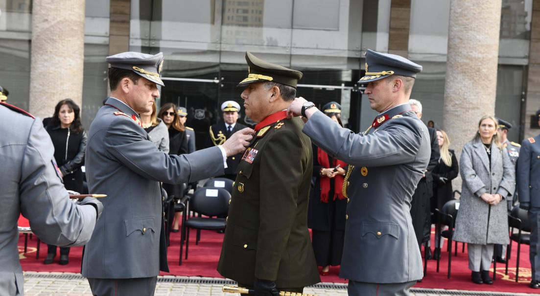 Estrechando lazos entre instituciones: Comandante General del Ejército del Perú recibe condecoración “Cruz de la Victoria” en visita oficial al Ejército de Chile