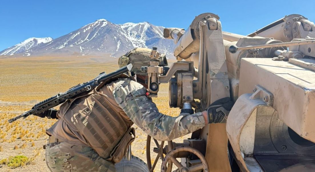 Instrucción con piezas de Artillería en el altiplano chileno