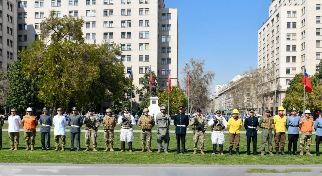 Inicio del Mes de la Patria y Glorias del Ejército: Izamiento de la Gran Bandera