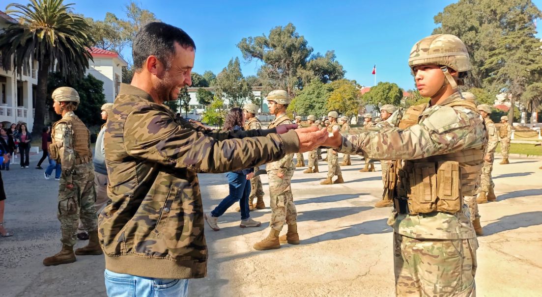 El corvo como símbolo de compromiso: Soldados Estudiantes culminan primera etapa del Curso Especial de Instrucción Militar