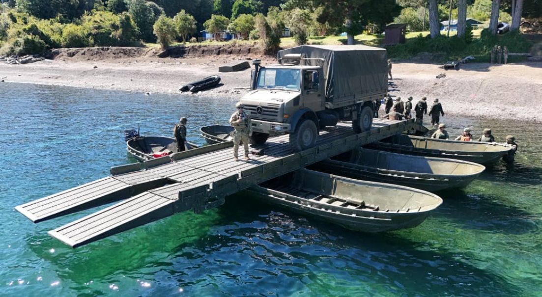 Soldados Estudiantes del Destacamento de Montaña N.° 9 “Arauco” se instruyen en Balsa Táctica M4