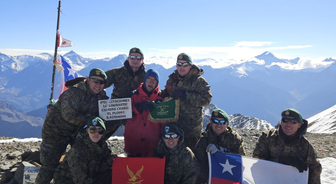 Deportista chileno rompe Récord Guinness al ascender a la cumbre del Cerro El Plomo junto a la Escuela de Montaña del Ejército de Chile