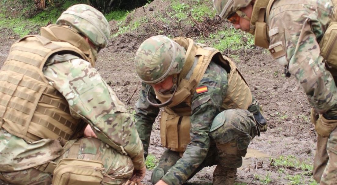 Ejército de Tierra Español capacita a personal de la Escuela de Ingenieros en la eliminación de municiones de racimo