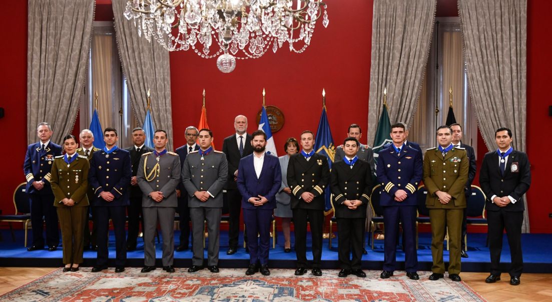 Primeras antigüedades de las Academias del Ejército de Chile reciben condecoración “Presidente de la República” en el grado de Oficial