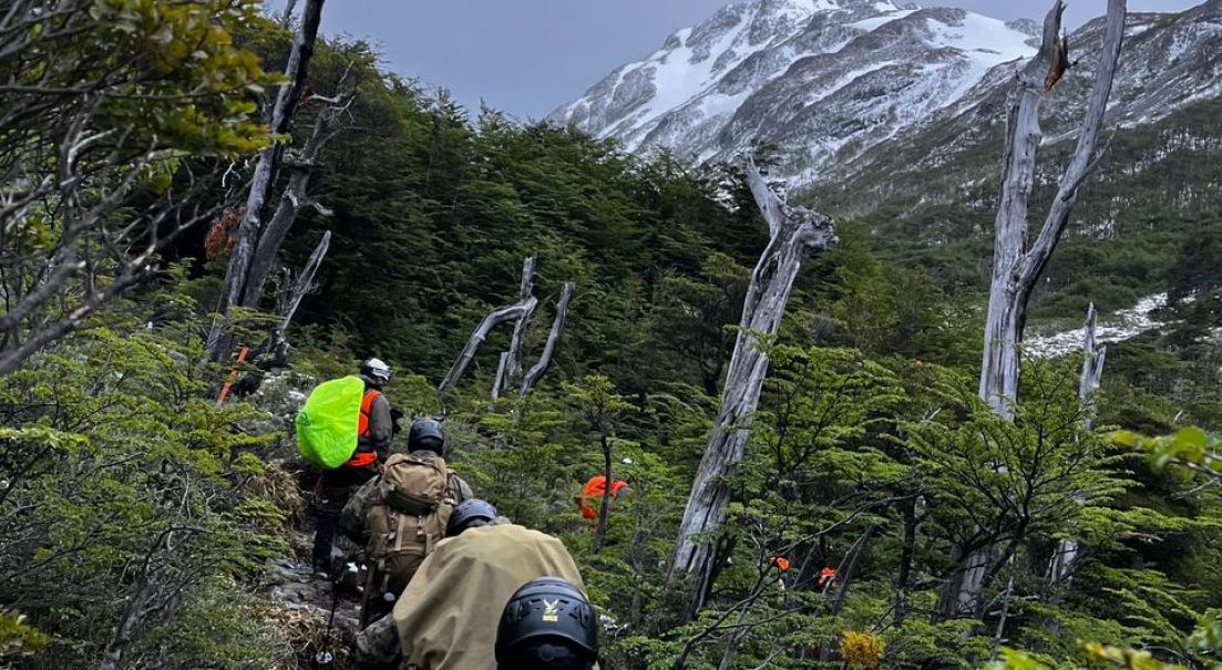 Ejército de Chile colabora en búsqueda y rescate de personas extraviadas en Torres del Paine
