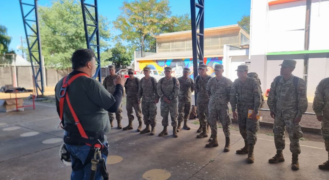 Soldados Conscriptos del Ejército se gradúan como linieros eléctricos