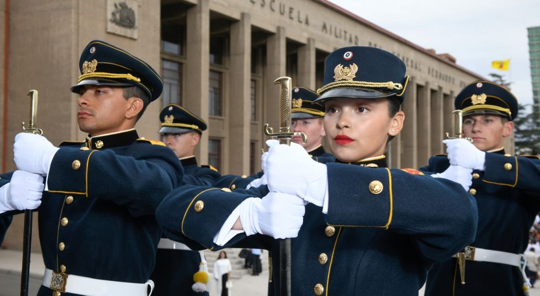 Nueva promoción de oficiales recibe sus espadines en la Escuela Militar