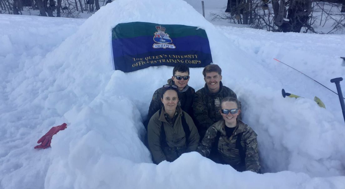 Lazos que cruzan fronteras y montañas: Cadetes británicos del Queen´s University Officers Training Corps se instruyeron en terrenos nevados junto a la Escuela Militar del Ejército de Chile