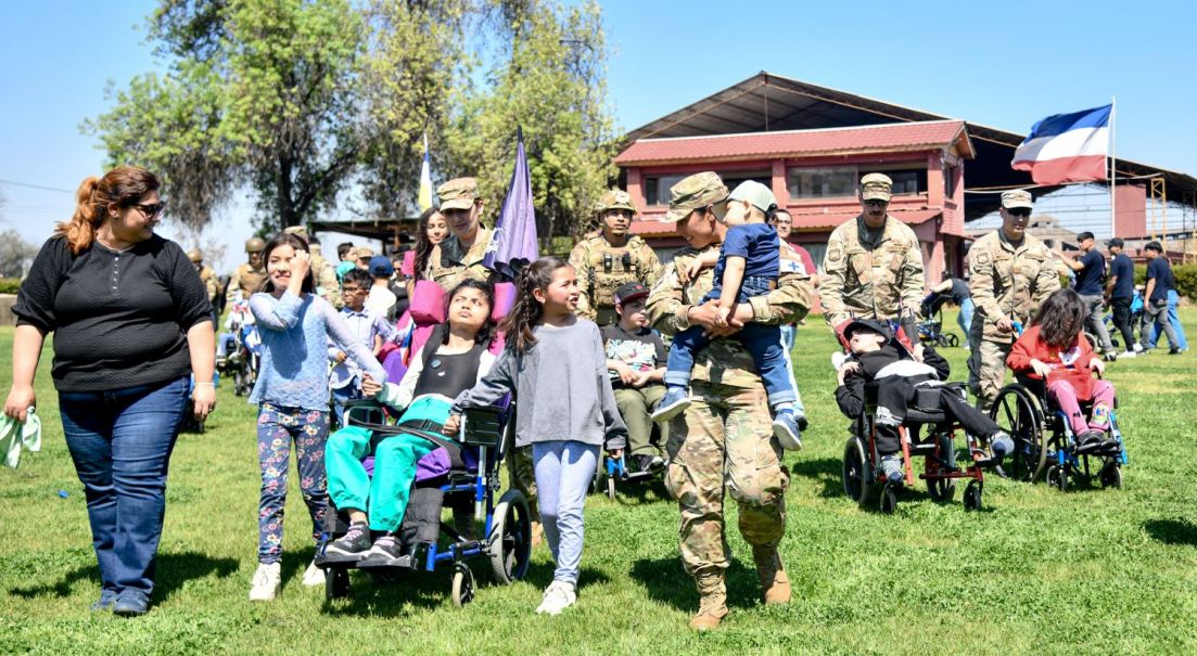 Niños de la Fundación Deportistas por un Sueño celebran las fiestas patrias con el Ejército