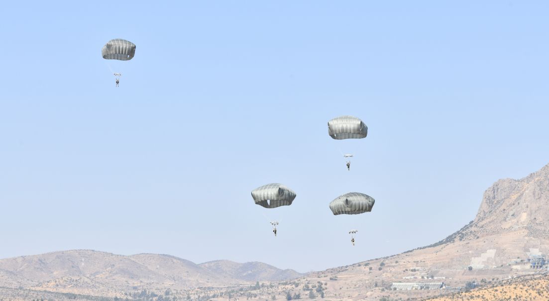 El salto es solo el comienzo: Curso de Paracaidista Básico Militar graduó a nuevos “Boinas Negras” del Ejército de Chile