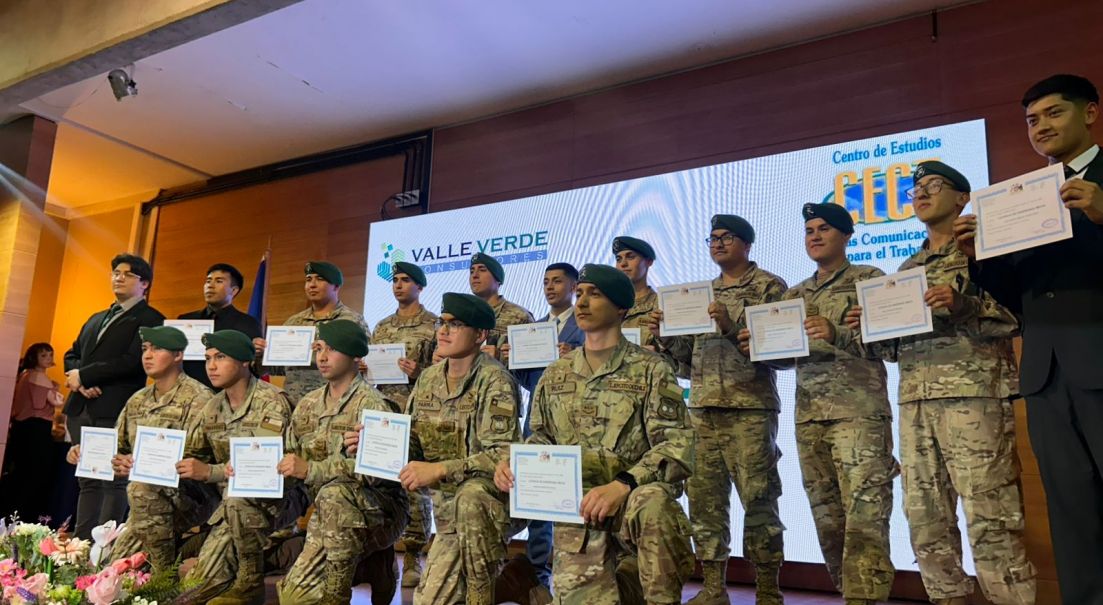 Soldados Conscriptos del Destacamento de Montaña N.° 8 “Tucapel” culminan su nivelación de estudios