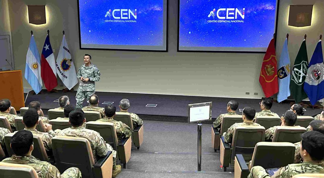 Charla de extensión sobre el Centro Espacial Nacional en la ACAPOMIL